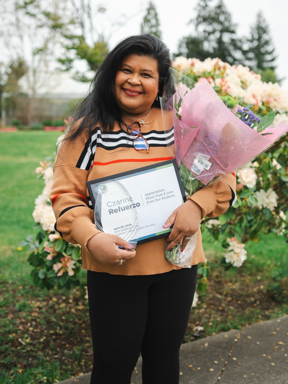 Czarina Refuerzo receiving award holding flowers